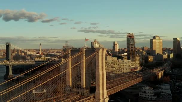 古いと忙しい道路橋とバックグラウンドで高層マンションの建物。夕方の太陽の下で街のシーン。米国ニューヨーク市ブルックリン区 — ストック動画