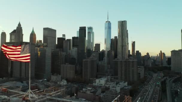 Grupp av moderna företag i centrum skyskrapor. Bakåt avslöjar historiska Brooklyn bron med tung trafik i rusningstid. Manhattan, New York City, USA — Stockvideo