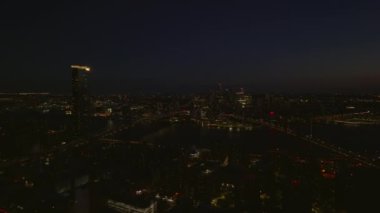 Manhattan ve Brooklyn Köprüsü 'nün gece çekilmiş panoramik görüntüleri. Caddelerde yoğun trafik var. Manhattan, New York City, ABD