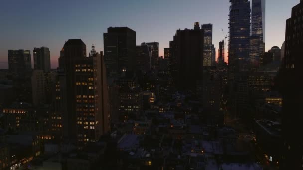 Imágenes ascendentes elevadas de edificios altos de oficinas o apartamentos en la ciudad, siluetas de rascacielos contra el cielo crepuscular. Manhattan, Nueva York, Estados Unidos — Vídeo de stock