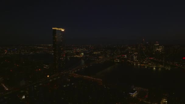 Αεροφωτογραφία πανοραμικής νυχτερινής λήψης της πολυκατοικίας One Manhattan Square με φωτισμένη ταράτσα και πολυσύχναστο δρόμο στη γέφυρα Manhattan προς Μπρούκλιν. Μανχάταν, Νέα Υόρκη, ΗΠΑ — Αρχείο Βίντεο