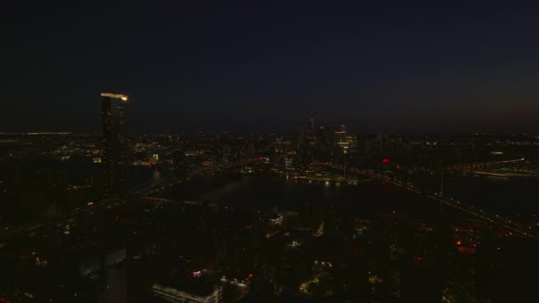 Aerial panoramic footage of Manhattan and Brooklyn bridge at night. Heavy traffic in streets. Manhattan, New York City, USA — Stock Video