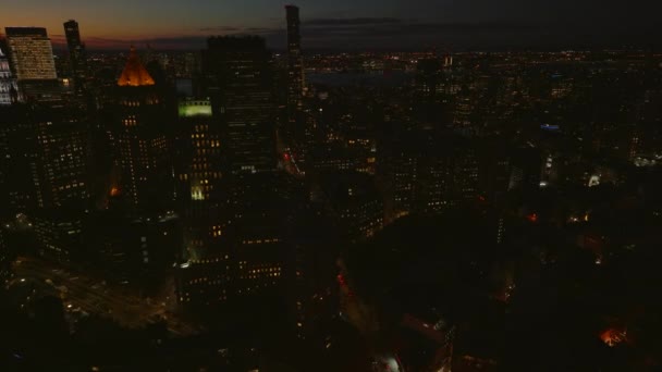 Vlieg boven de nachtstad. Hoge gebouwen in de wijk Civic Center na zonsondergang. Manhattan, New York City, Verenigde Staten — Stockvideo
