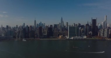 Modern metropolün havadan yükselen görüntüsü. Güneşli bir günde nehir ve şehir merkezindeki gökdelenler. Manhattan, New York City, ABD