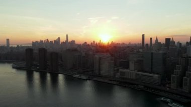 Şehir merkezindeki gökdelenlerin siluetleri renkli günbatımına karşı inanılmaz bir gökyüzü. Manhattan, New York City, ABD