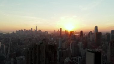 Kasaba gelişiminin havadan görüntüsü. Şehir merkezindeki gökdelenlerle gün batımına karşı gökyüzü. Manhattan, New York City, ABD