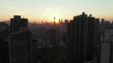 Şehirdeki yüksek binaların kayması. Renkli günbatımına karşı romantik şehir manzarası. Manhattan, New York City, ABD