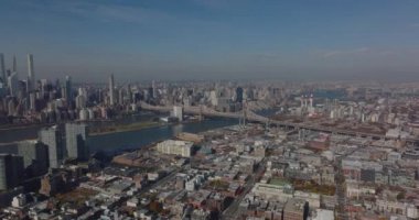 Queensboro Köprüsü 'nün hava görüntülerini kaydır. Kentsel ilçelerde çeşitli gelişmeler, düşük konut binaları ve yüksek iş gökdelenleri. New York City, ABD