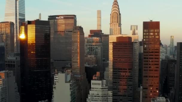 Mosca ascendente na cidade. Arranha-céus altos ao sol da noite. Edifícios Chrysler e MetLife. Manhattan, Nova Iorque, EUA — Vídeo de Stock