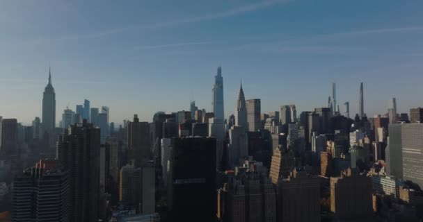 Avante voar acima de edifícios altos no centro da cidade. Arranha-céus no centro da cidade. Manhattan, Nova Iorque, EUA — Vídeo de Stock