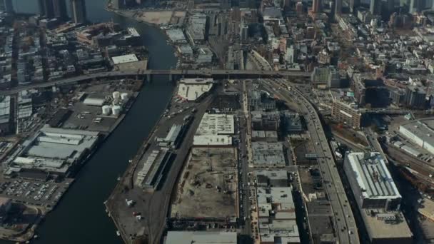 High angle view of industrial facilities along Newtown Creek. Busy roads in city. New York City, USA — Stockvideo