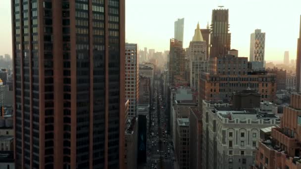 Пролетите над широким и оживленным Парк-авеню, окруженным высотными зданиями. Офисные башни против заката. Манхэттен, Нью-Йорк, США — стоковое видео