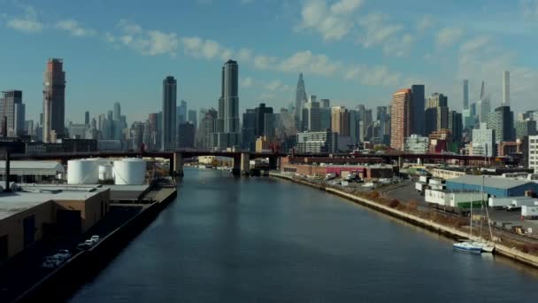뉴타운 크릭 다리 위로 차를 몰고 가고 있습니다. 현대적 인 고층 건물들 이 배경에 있다. 미국 뉴욕 시 — 비디오