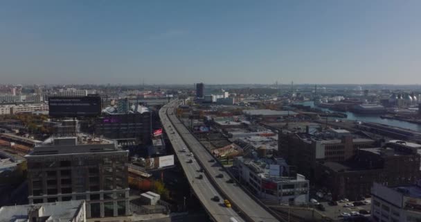 Envolez-vous au-dessus de l'autoroute à voies multiples menant à travers l'arrondissement industriel. Queens, New York, États-Unis — Video