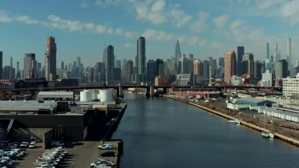 뉴타운 크릭 워터 프론트의 착륙 영상입니다. 철조망이 쳐진 주차장 과 산업 지역 뒤에 차들이 있습니다. 고층 빌딩 이 있는 스카이라인. 미국 뉴욕 시 — 비디오