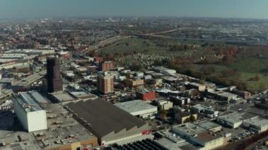 İleri banliyölerin üzerinden uçar. Tarihi büyük Calvary Mezarlığı 'nın çevresi. Çok şeritli ana yol ilerliyor. Queens, New York City, ABD