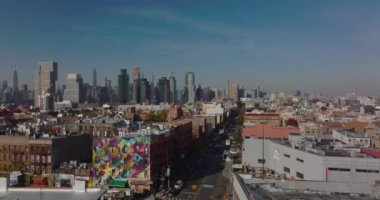 Şehir merkezindeki cadde boyunca uzanan binaların tersten görünümü. Şehir merkezindeki uzun gökdelenler. Brooklyn, New York City, ABD