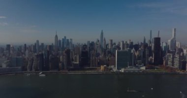 Şehir merkezindeki gökdelenlerin düzinelerce görüntüsü. East River rıhtımında yoğun bir yol. Manhattan, New York City, ABD