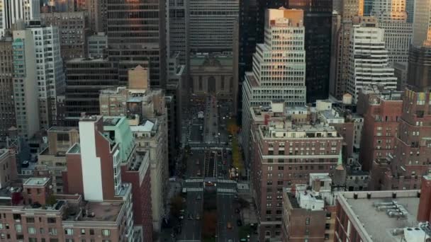 Vysoký výhled na Park Avenue na Grand Central. Auta jedoucí na široké víceúrovňové ulici mezi víceúrovňovými budovami. Manhattan, New York City, USA — Stock video