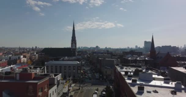 Adelante volar por encima de la calle en el distrito residencial. Iglesia católica y bajo desarrollo en la ciudad. Brooklyn, Nueva York, Estados Unidos — Vídeo de stock