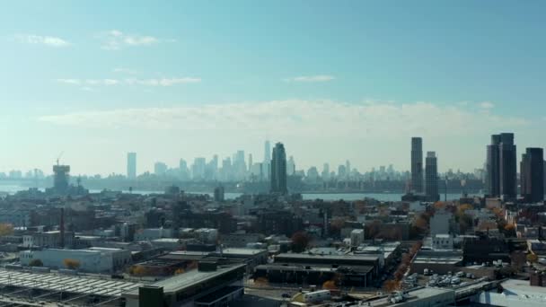 Imágenes de aterrizaje de un sitio industrial en la ciudad. skyline nebuloso con edificios de gran altura. Nueva York, Estados Unidos — Vídeos de Stock