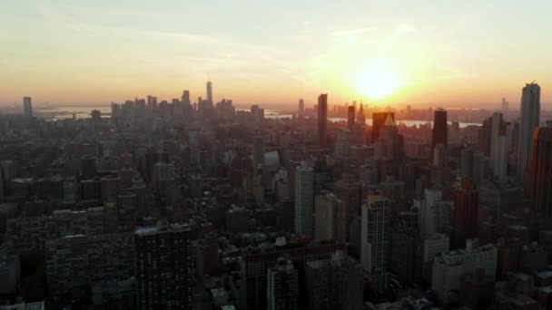 Aerial panoramic footage of city at dusk. Downtown skyscrapers in distance. View against colourful sunset sky. Manhattan, New York City, USA — Stock Video
