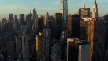 Şehir merkezindeki yüksek binaların manzarası. Batan güneşle aydınlandı. Manhattan, New York City, ABD