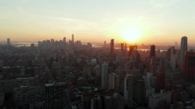 Şehir merkezindeki gökdelenlerle birlikte gün batımının resmi. Manhattan, New York City, ABD