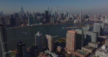 Büyük şehirde şehir merkezinde. East River 'ın her iki kıyısındaki yüksek binaların havadan inen görüntüleri. Manhattan, New York City, ABD
