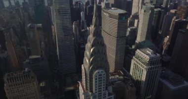 Art Deco tacı ve kulesiyle Chrysler binasının havadan yakından görünüşü. Manhattan, New York City, ABD