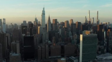 Gün batımında şehir merkezindeki gökdelenlerin kamera görüntülerini kaydır. Chrysler binası ve One Vanderbilt. Manhattan, New York City, ABD