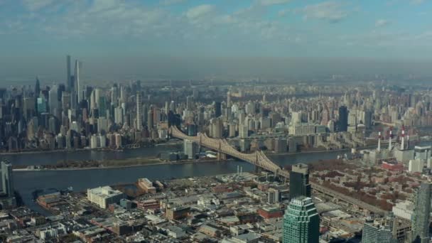 街並みの空中パノラマビュー。マンハッタンのクイーンズボロ橋と近代的なオフィスタワー。米国ニューヨーク市 — ストック動画