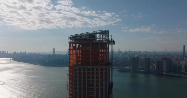 轨道击中摩天大楼的顶部.正在建造中的海滨高楼。以摩天大楼为背景的天际线。New York City, USA — 图库视频影像