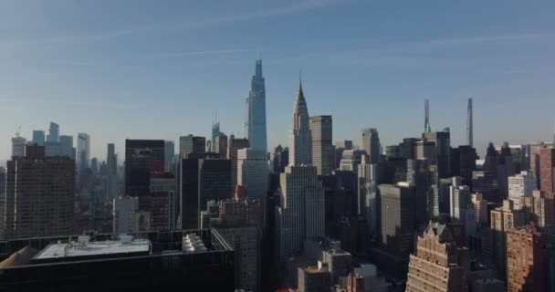 Vista aérea de edifícios altos no centro da cidade. Um edifício Vanderbilt e Chrysler ao sol da tarde. Manhattan, Nova Iorque, EUA — Vídeo de Stock