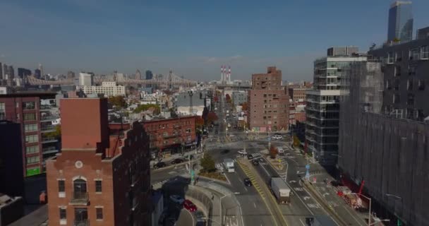 Forwards fly above street and intersection. Low traffic on road in urban neighbourhood. Queens, New York City, USA — Stock Video