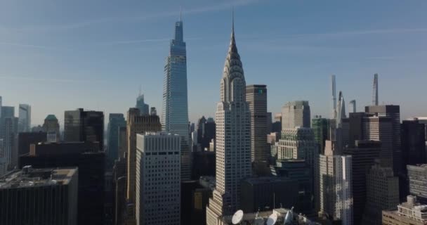 Şehirdeki binaların üzerinden yükseliyor. Taç ve kuleyle ikonik Chrysler binalarına gidiyoruz. Manhattan, New York City, ABD — Stok video
