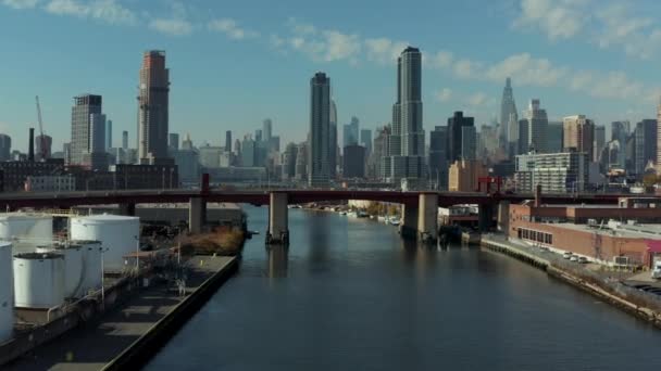 前方工業区の水路の上を飛ぶ。近代的な高層ビルを背景に。米国ニューヨーク市 — ストック動画