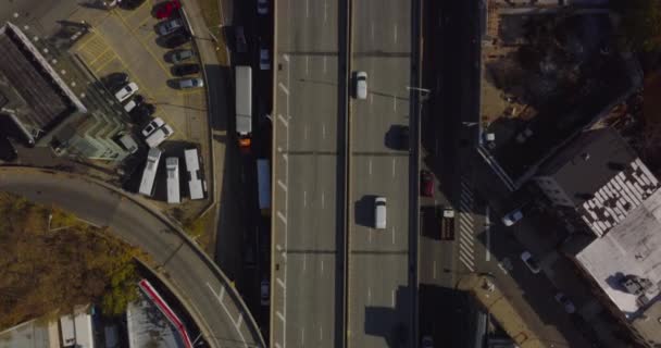 Aerial birds eye overhead top down panning view of traffic on multilane highway leading trough town borough. Cars driving on elevated road. Queens, New York City, USA — Stock Video
