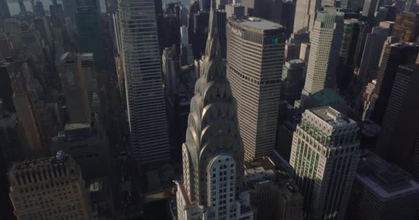 Art Deco tacı ve kulesiyle Chrysler binasının havadan yakından görünüşü. Manhattan, New York City, ABD — Stok video