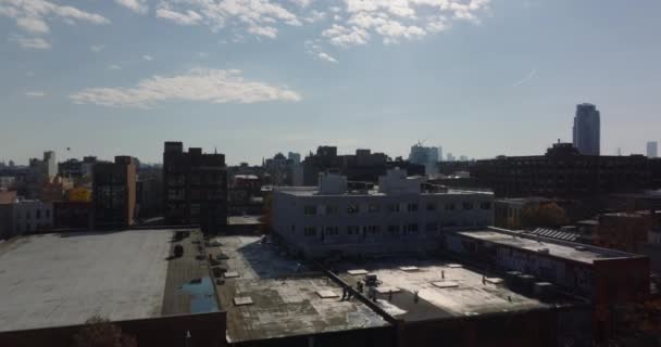 Vôo baixo acima de edifícios de apartamentos em borough residencial da cidade grande. Vários empreendimentos da cidade. Brooklyn, Nova Iorque, EUA — Vídeo de Stock