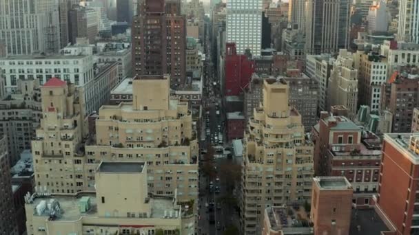Dopředu létají nad dlouhou rovnou rušnou ulicí obklopenou vysokohorskými budovami ve městě. Manhattan, New York City, USA — Stock video
