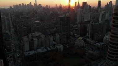 Şehrin gelişimine yüksek açılı bir bakış açısı. Güneşin batışına karşı ufuk çizgisini yukarı kaldır. Manhattan, New York City, ABD