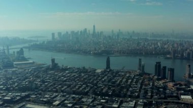 Metropolün hava panoramik görüntüsü. Brooklyn 'deki alçak konutlar ve Manhattan' daki Finans Bölgesi 'ndeki ofis gökdelenleri. New York City, ABD