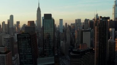 Alacakaranlıkta şehrin çeşitli yüksek binalarının manzarası yükseldi. Gökdelenler renkli gökyüzüne karşı. Manhattan, New York City, ABD