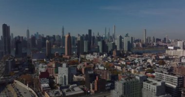 Queens semtinin yükselen görüntüsü. Manhattan 'daki yüksek ofis kuleleri ortaya çıkıyor. New York City, ABD