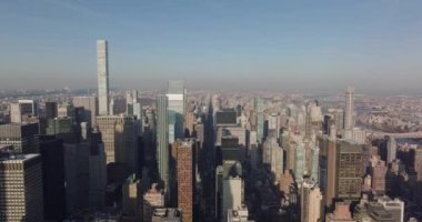 Öğleden sonra güneşiyle aydınlatılan gökdelenlerin gökyüzü manzarası. Büyük şehrin şehir manzarası. Manhattan, New York City, ABD