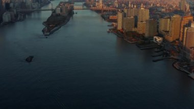 İleri, East River üzerinde uçar. Roosevelt Adası ve Queensboro Köprüsü 'nü göster. New York City, ABD