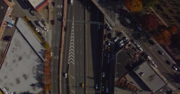 Luchtvogels oog boven hoofd naar beneden uitzicht op auto 's rijden op meerbaans snelweg in de stad. Wegbrug over de snelweg. Queens, New York City, Verenigde Staten — Stockvideo