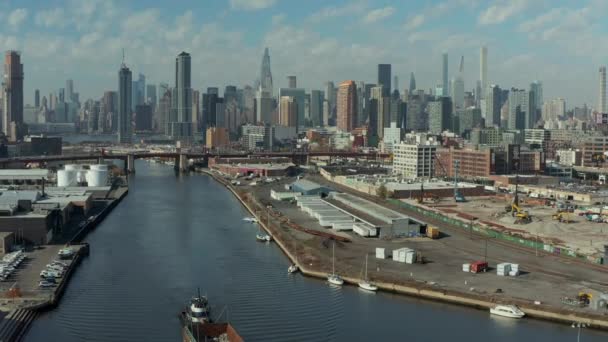 뉴타운 크릭 과 고층 건물들 이 공중에서 내려다 보이고 있다. 배가물 위에서 노를 저으면 배가 뒤집히는 것이 보입니다. 미국 뉴욕 시 — 비디오