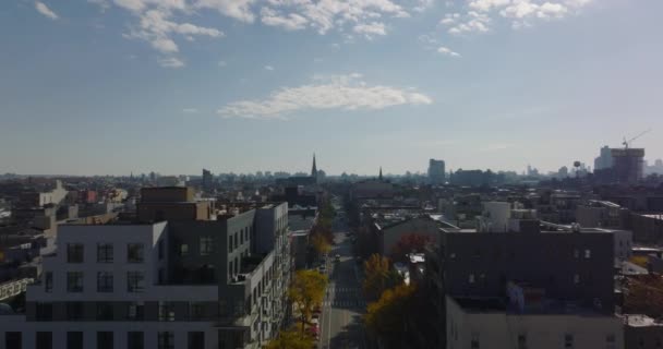 Survolez la rue en ville. Vue aérienne de la faible circulation entre les bâtiments résidentiels dans le quartier urbain. Brooklyn, New York, États-Unis — Video